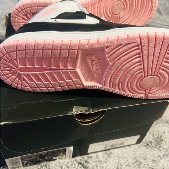 Nike Air Jordan 1 Mid Black/Artic Pink - Picture 2 of 3